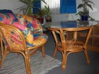 Rattantisch und Sessel